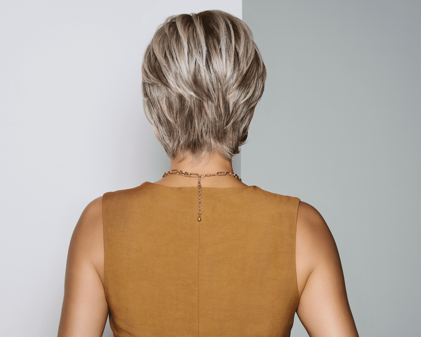 Raquel Welch Posh Premiere - Average Cap