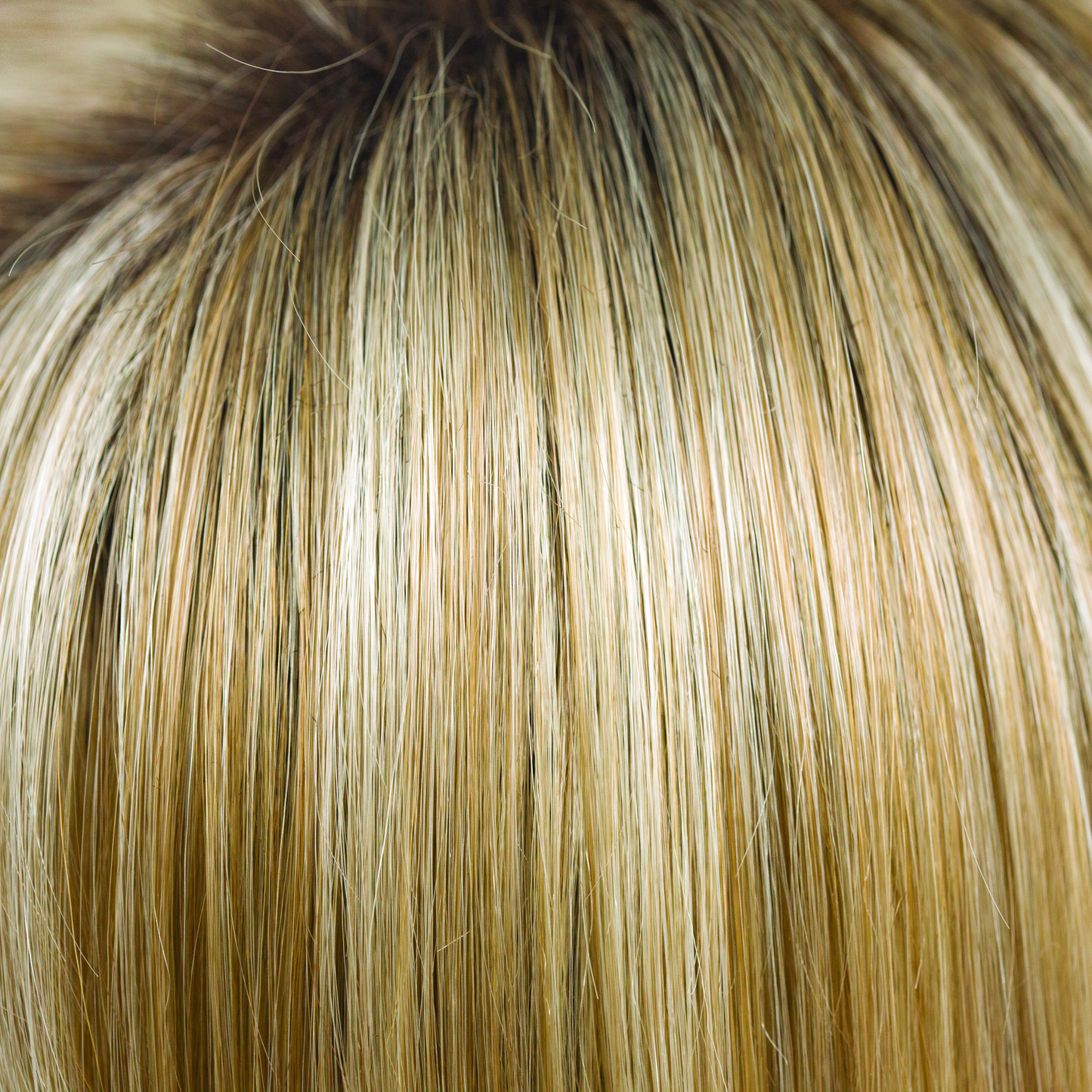 NM Creamy Toffee-R  -  This is the rooted version of Creamy Toffee. The color has undertones of coffee, gold honey tones and cream blond with a toffee twist gives the root a very natural regrowth charming and sophisticated.